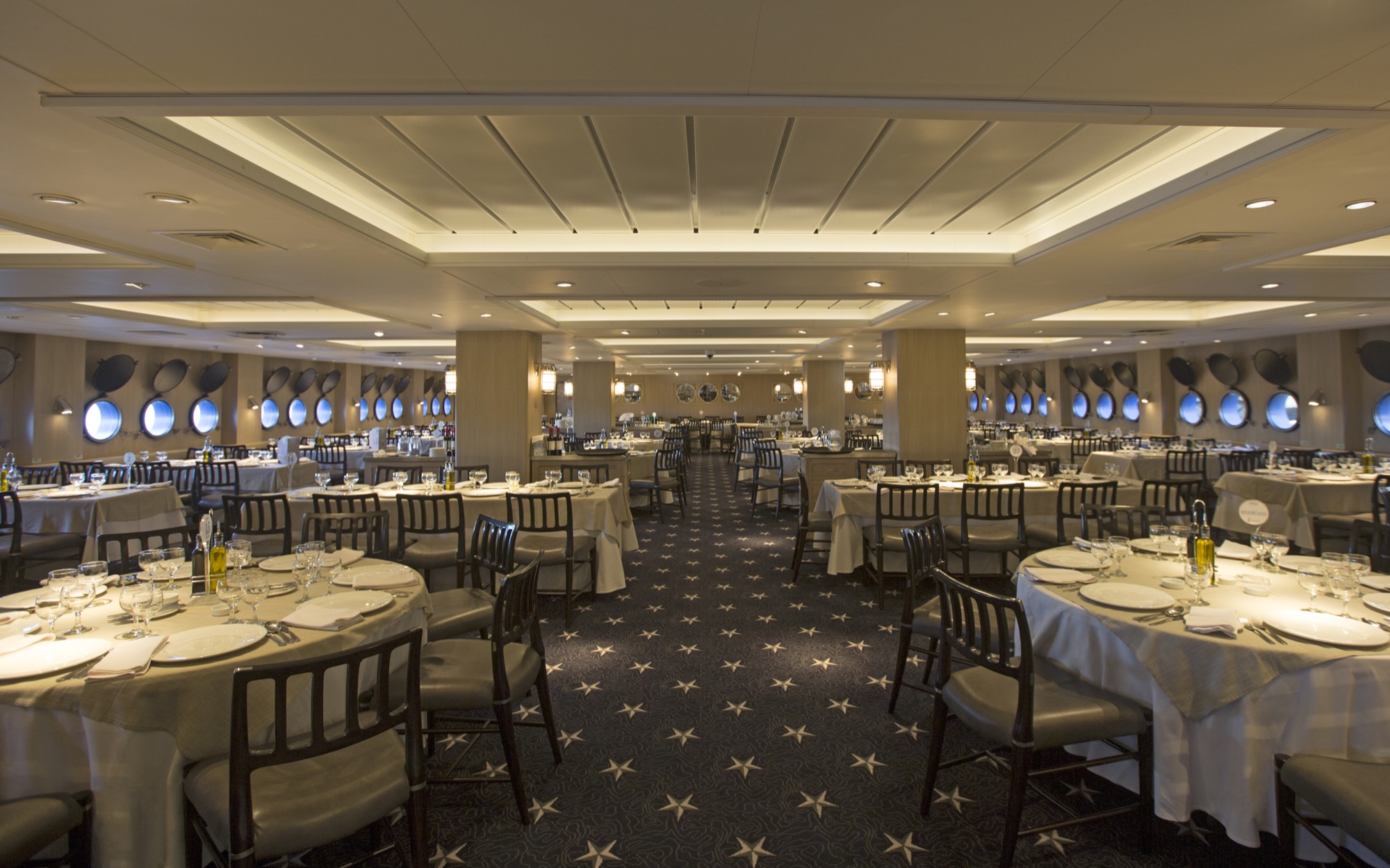 Australis Ventus Australis Patagonia Dining 1.jpg
